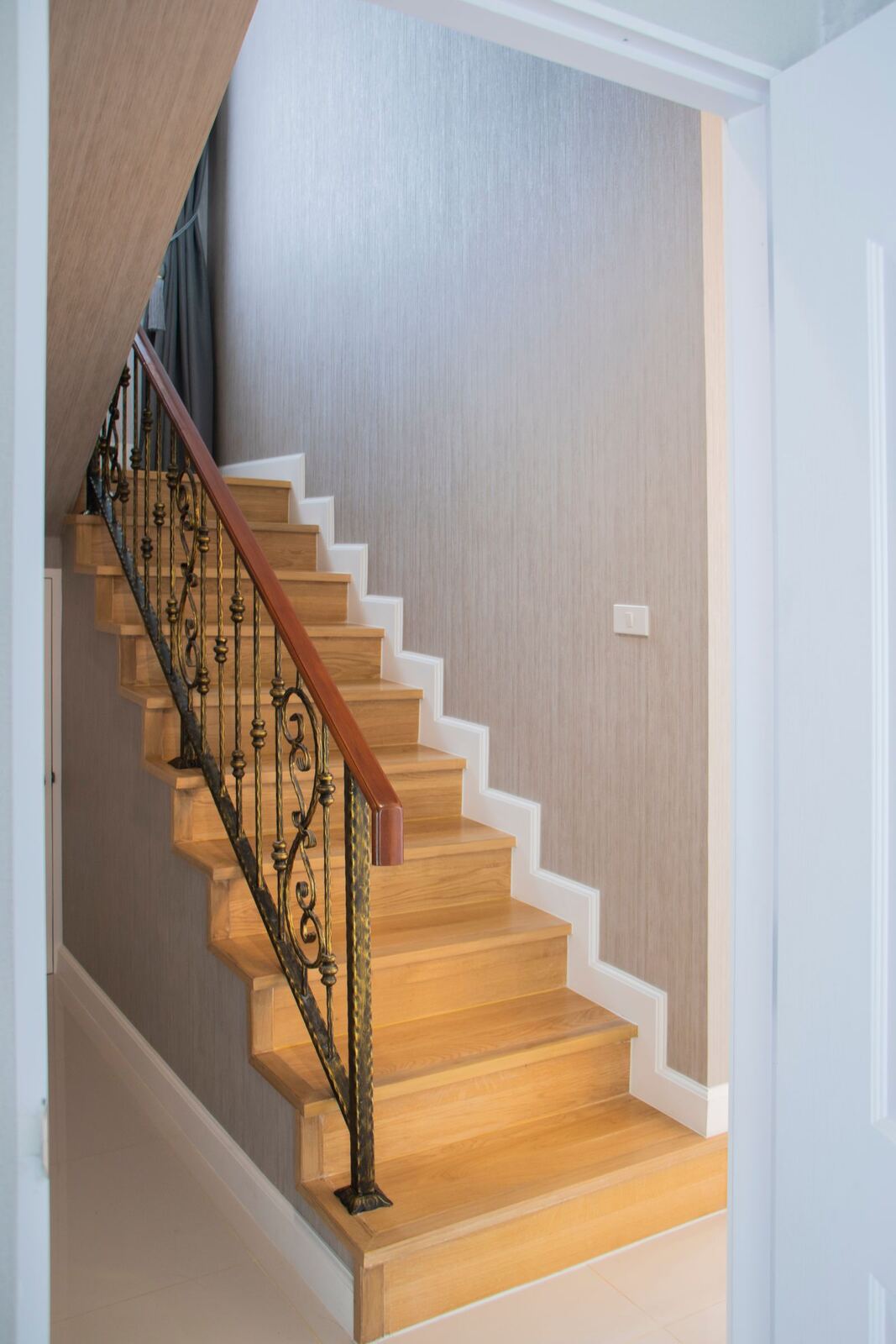 L’escalier d’origine, avant dépose, et le quart tournant en chêne posé à sa place, état après travaux
