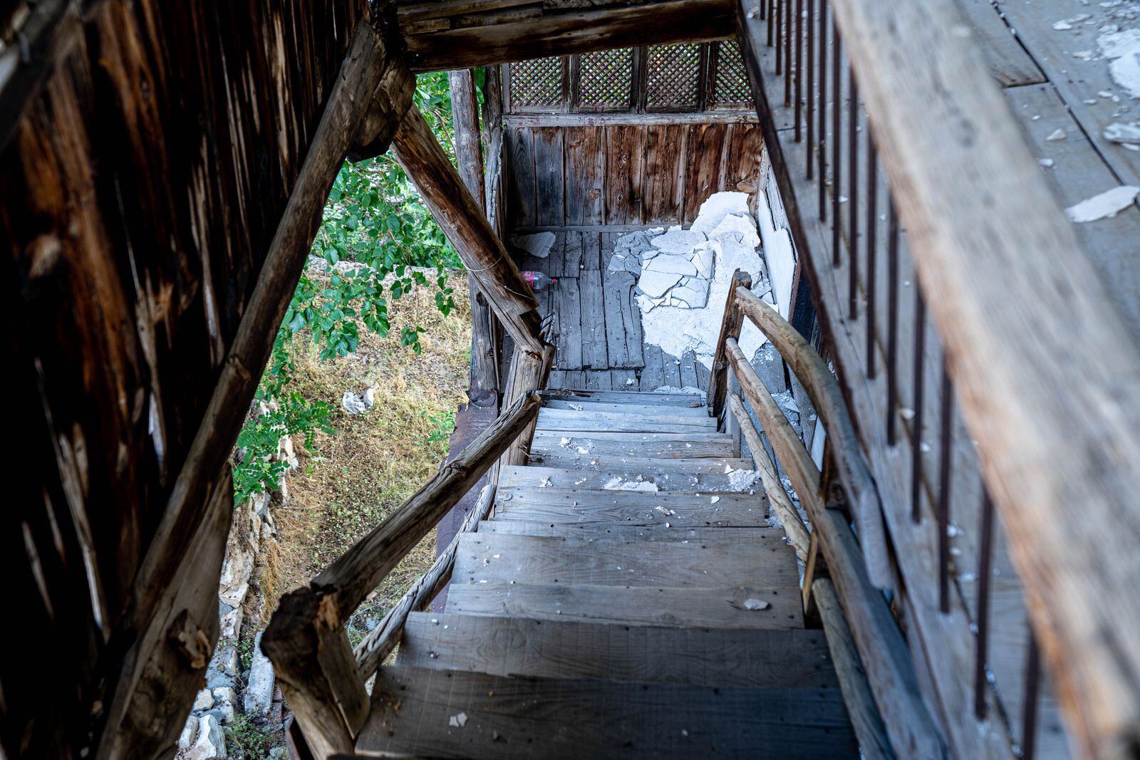L’escalier d’origine, avant dépose, et le quart tournant en chêne posé à sa place, état avant travaux